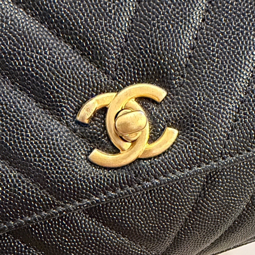 (SOLD) CHANEL Coco Handle - CHEVRON SMALL Black - Picture 3 of 9